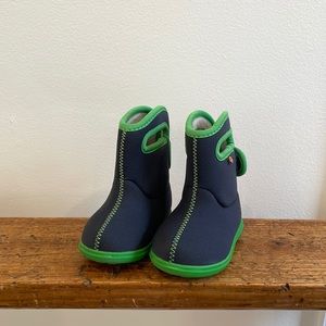 Bogs baby rain boot size 4 solid navy/green. Warm and waterproof!